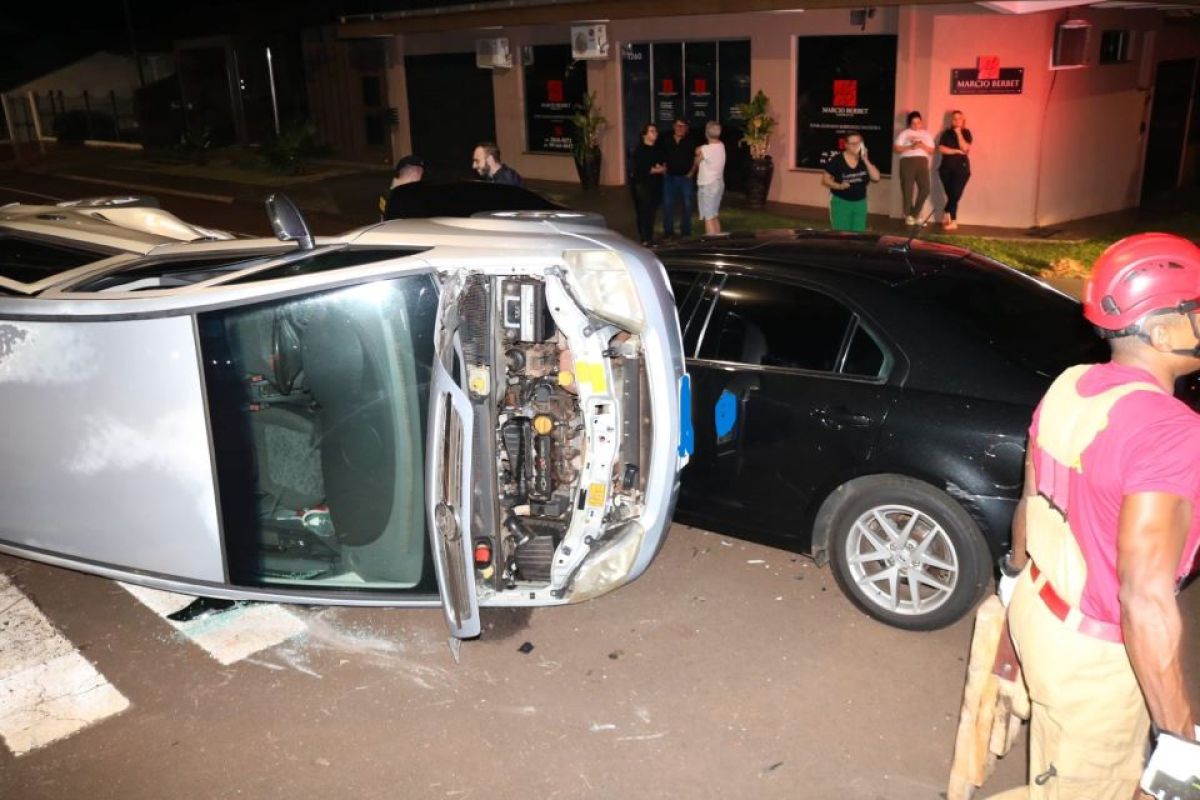 Colisão entre carros termina em tombamento no centro de Campo Mourão